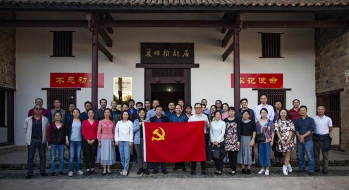 威廉希尔体育官方网站的老师们在夏明翰故居前合影留念