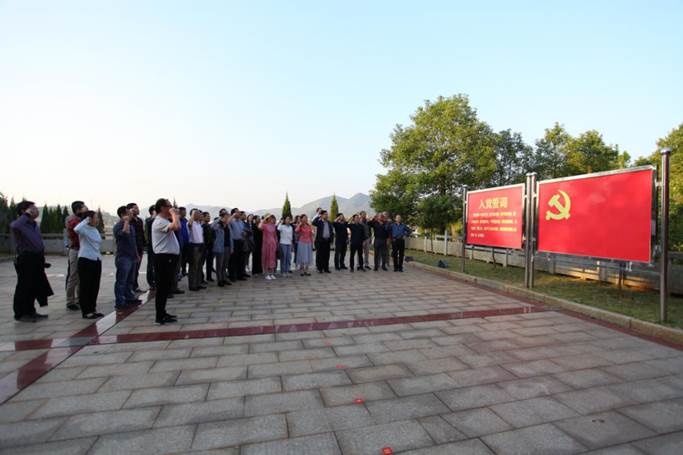 威廉希尔体育官方网站的老师们在夏明翰雕像前的党旗下重温入党誓词 (2)