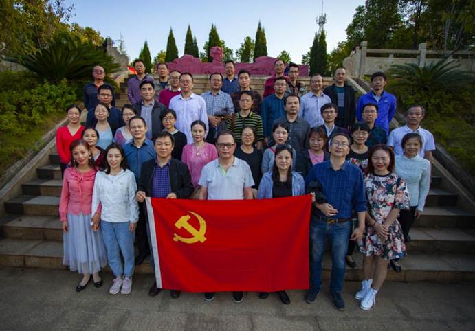 威廉希尔体育官方网站的老师们在夏明翰雕像前合影留念